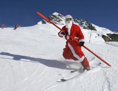 Кружка с фото \"Дед мороз на лыжах\" купить в Москве с доставкой на дом