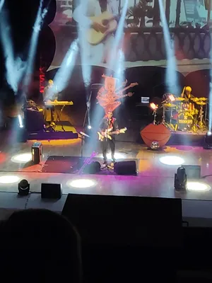 Рок-группа вызвала Lled в концерте Редакционное Изображение - изображение  насчитывающей нот, аппаратура: 142598440