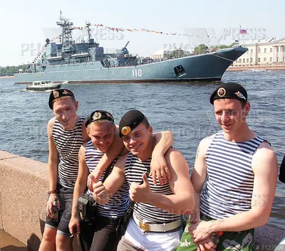 В Дагестане день ВМФ отметили парадом кораблей Каспийской флотилии -  Российская газета
