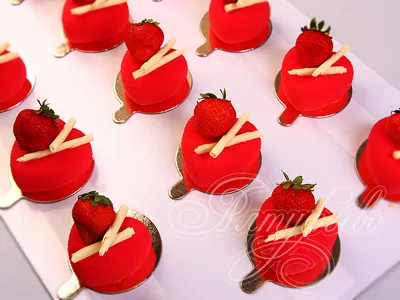 десерты Сердечки с ягодами 01089020 стоимостью 2 950 рублей - торты на  заказ ПРЕМИУМ-класса от КП «Алтуфьево»