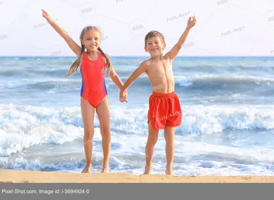 Дети на пляже моря стоковое изображение. изображение насчитывающей пары -  26925007
