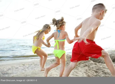Дети На Пляже — стоковые фотографии и другие картинки Активный образ жизни  - Активный образ жизни, Береговая линия, Благополучие - iStock