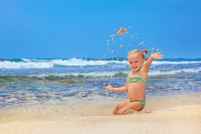 Дети на пляже: что потребуется для полноценного отдыха?