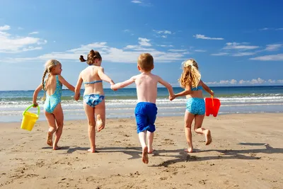 Дети на пляже стоковое фото. изображение насчитывающей счастливо - 33316872