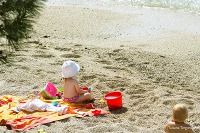 Дети На Пляже — стоковые фотографии и другие картинки Пляж - Пляж, Играть,  Шаловливый - iStock