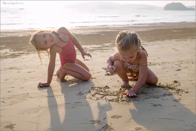 дети 3 пляжа стоковое фото. изображение насчитывающей дети - 2626296