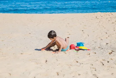 трое детей на пляже на закате, дети играют в море в сумерках, силуэт Hd  фотография фото, вода фон картинки и Фото для бесплатной загрузки