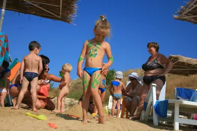 Дети ноги фигура круг на пляже. Stock Photo | Adobe Stock