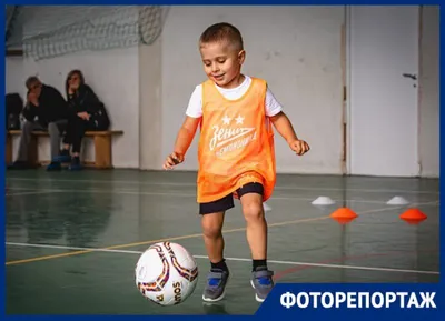 Симпатичные маленькие дети играют в футбол на открытом воздухе :: Стоковая  фотография :: Pixel-Shot Studio