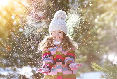 Дети играют в снег зимой Дети на улице Стоковое Фото - изображение  насчитывающей декабрь, рождество: 165807584