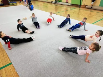 детская гимнастика для мальчиков и девочек, разогревающая белую иллюстрация  Стоковое Изображение - иллюстрации насчитывающей студент, малыш: 249120819