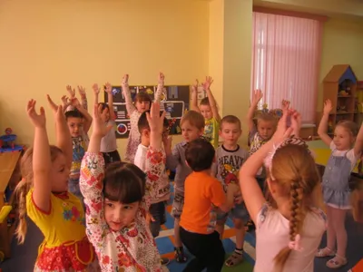 Спортивные занятия с детьми в детском саду - гимнастика