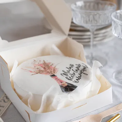 Торт для девушки. Кремовый декор и бабочки из сахарной картинки на  шоколаде. #тортсбабочками #тортдлядевушкианапа #торталенаанапа  #тортанапаназаказ... | By Торты, пирожные на заказ Анапа | Facebook