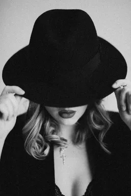Девушка-загадка в шляпе. Черно-белая фотография | Позы для фотосессий,  Фотографии автопортрета, Позы моделей