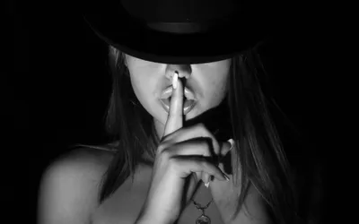 Картинки девушка, черно белый фон, губки, тишина, шляпа - обои 2560x1600,  картинка №201560