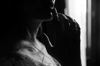 darkness, девушка с сигаретой чб, черно белые фото с пальцем во рту,  Свадебный фотограф Москва
