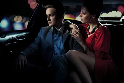 Девушка и парень курят в машине …» — создано в Шедевруме