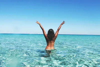 Красивая девушка на пирс на берегу моря Стоковое Фото - изображение  насчитывающей лето, красивейшее: 171634312