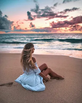 Девушка смотрит на море Stock Photo | Adobe Stock