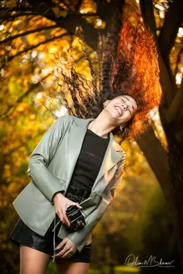 Осень. Осенние листья. Счастливая девушка. Девушка в джинсах лежит на  осенних листьях и смотрит в небо. Счастье, отдых, настроение, уикенд Stock  Photo | Adobe Stock