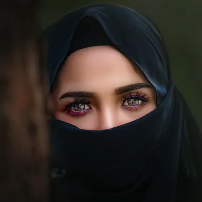 Красивая девушка в белом хиджабе, …» — создано в Шедевруме