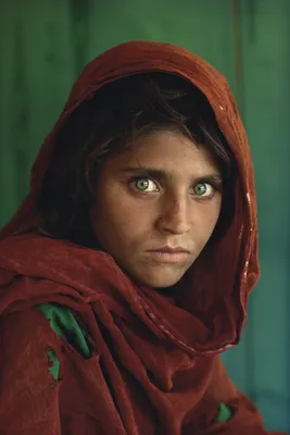 Италия эвакуировала повзрослевшую «девушку с зелеными глазами» из  Афганистана
