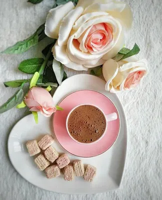 чашка кофе, букет цветов и открытка со словами доброе утро. Стоковое Фото -  изображение насчитывающей утро, красивейшее: 218111800