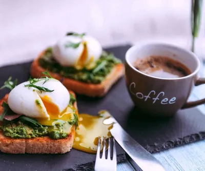 Вот, скажем, кофейная чашка и умасленный свежий французский круассана на  деревянной таре. Концепция и завтрак. Доброе утро, на утр Стоковое  Изображение - изображение насчитывающей утро, кофе: 176391625