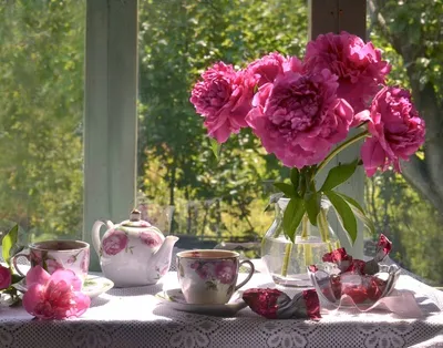 Женечка! Доброе утро! Открытка на блестящем фоне. Чай с розами. Нежные  розовые розы.