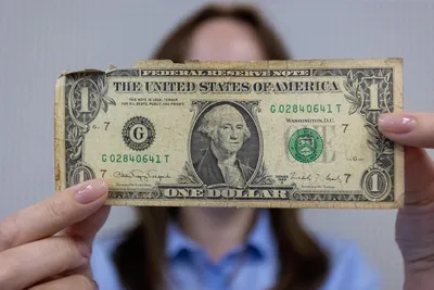 Почему доллары постоянно \"печатают\", но они не падают в цене? | Финансовый  гений | Дзен