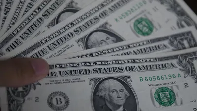 Мир потерял доверие к американской валюте: доллар США уходит в небытие —  западные эксперты