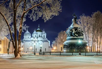 Самые большие памятники: Московский Кремль, Большой дворец Петергофа,  Успенский собор во Владимире.