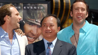 Великолепное фото Джона Ву, олицетворяющее его значимость в мире кино