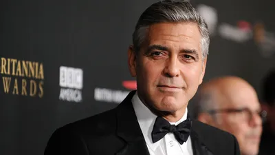 Бесплатно скачайте стильные фотографии Джорджа Клуни для своей коллекции