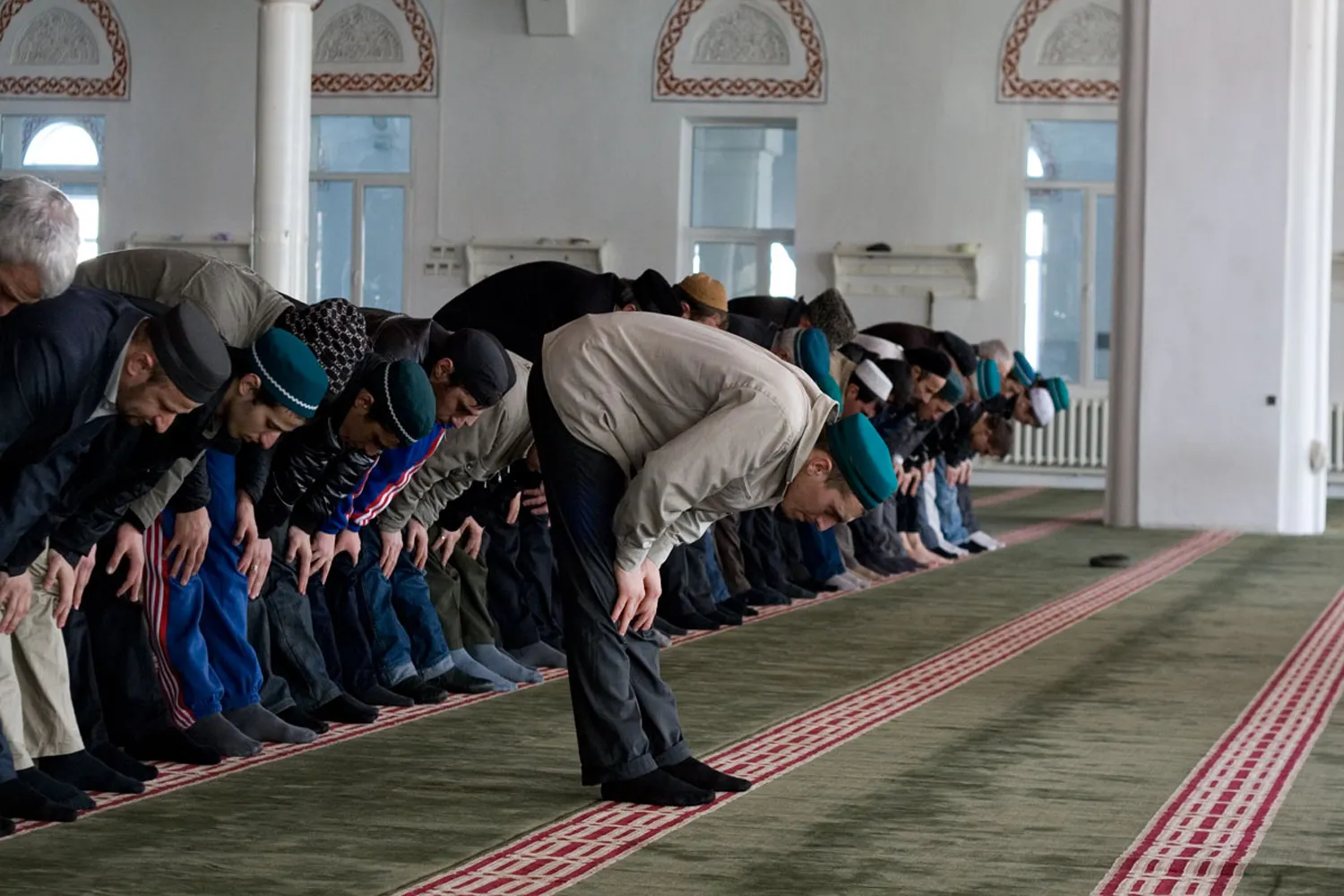 Масджид намаз Узбекистан. Аязгулова мечеть. Люди в мечети. Молятся в мечети. Ночная молитва мусульман