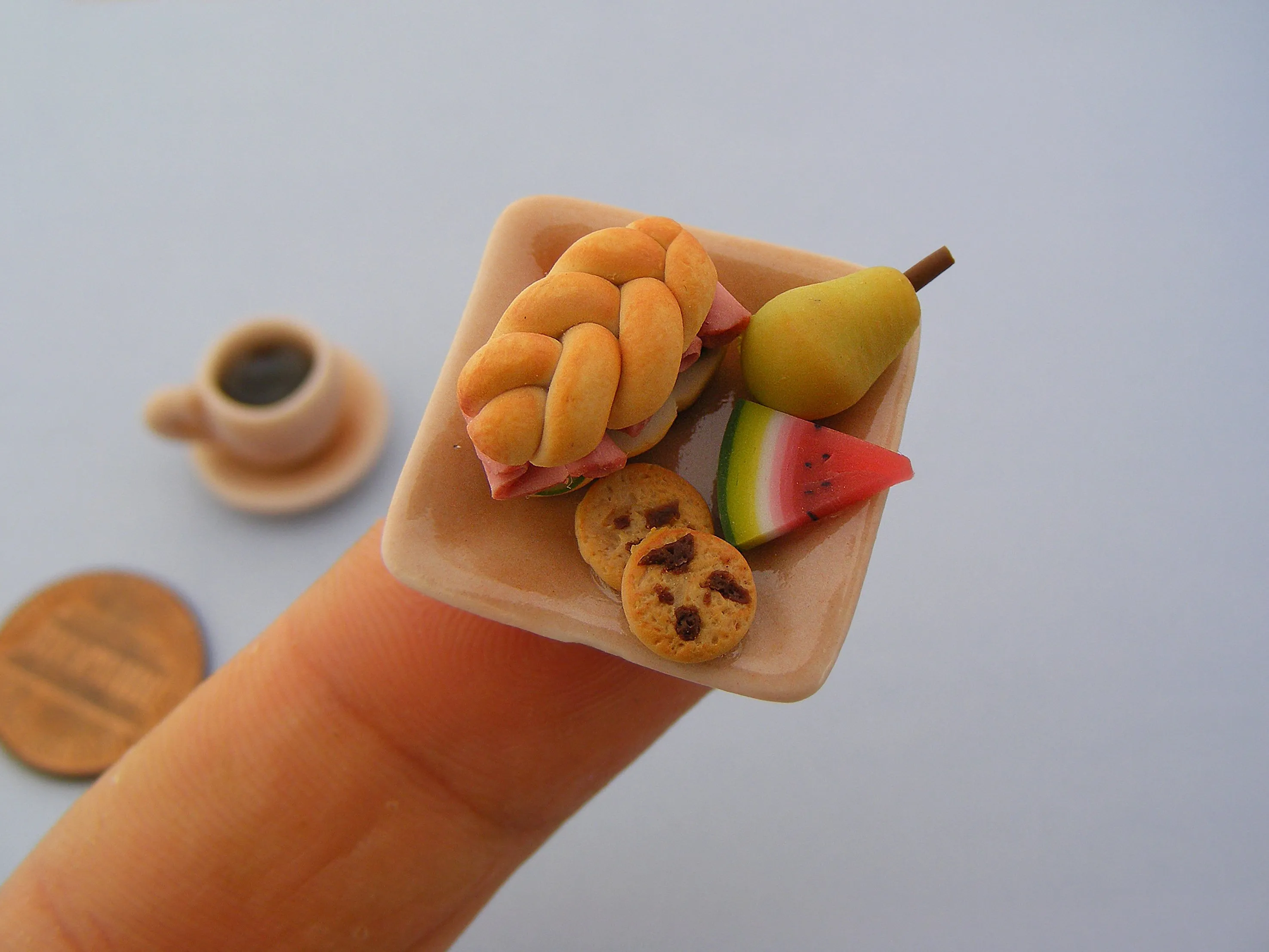 Предметы из пластилина. Еда из пластилина. Легкая еда из пластилина. Лепка из пластилина еда. Еда из пластилина для кукол.