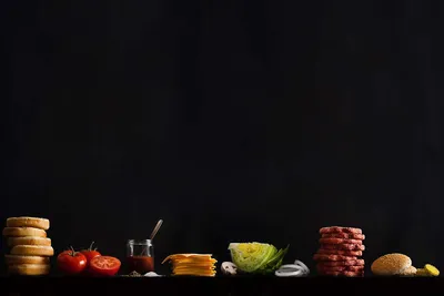 Уникальные обои с изображением еды на черном фоне 