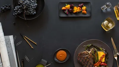 Фоновая фотография с разнообразной едой на черном фоне