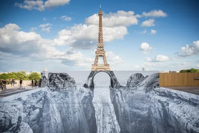 Эйфелева башня превратилась в «оптическую иллюзию» в ожидании открытия 16  июля