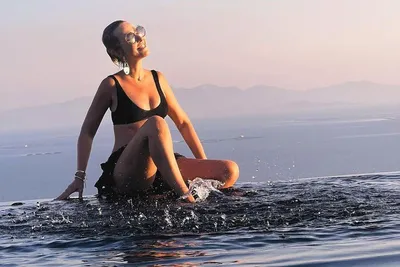 «Шикарное тело»: Елена Север в зеленом купальнике показала, как должна  выглядеть женщина в 47 лет