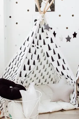 Векторная черно-белая рождественская елка со звездой на вершине,  изолированная на белом фоне. Симпатичная забавная иллюстрация символа  нового года в виде линии. Рождественский контур раскраски зимнего растения  - Ozero - российский фотосток