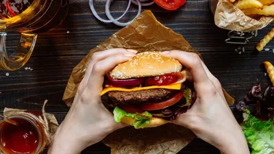 Почему гамбургеры и прочий фаст-фуд такие вкусные | УДИВИТЕЛЬНАЯ НАУКА |  Дзен