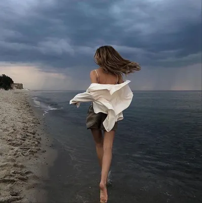 Девушка на море | Beach photography poses, Beach photography, Beach  portraits