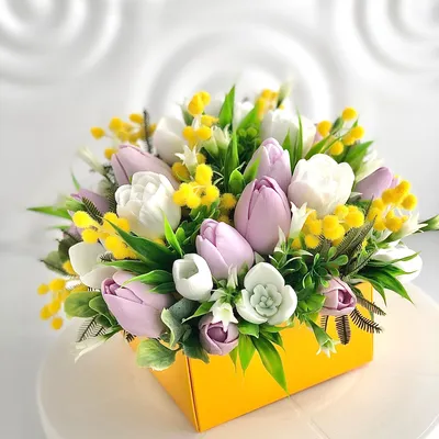 Тюльпаны с мимозами в коробке - 81 шт. за 22 090 руб. | Бесплатная доставка  цветов по Москве