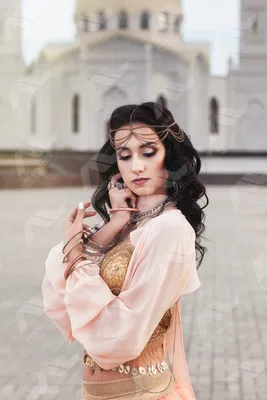 Красивая молодая восточная женщина Стоковое Фото - изображение  насчитывающей волшебство, золотисто: 51754530