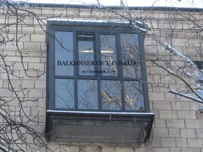 Купить Кованый французский балкон с ограждением из прямых балясин со  вставками за 7 000 руб у производителя \"Знатная ковка\"