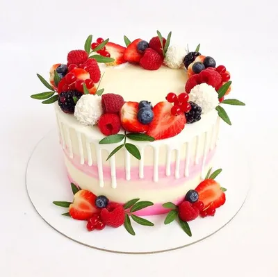 Украшение торта цветами и ягодами | Торт с леденцами, Фруктовые торты,  Клубничные торты