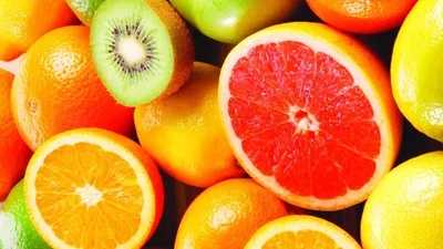 Яркие летние фрукты в корзине на оконном столе на естественном фоне  стоковое фото ©belchonock 28315865