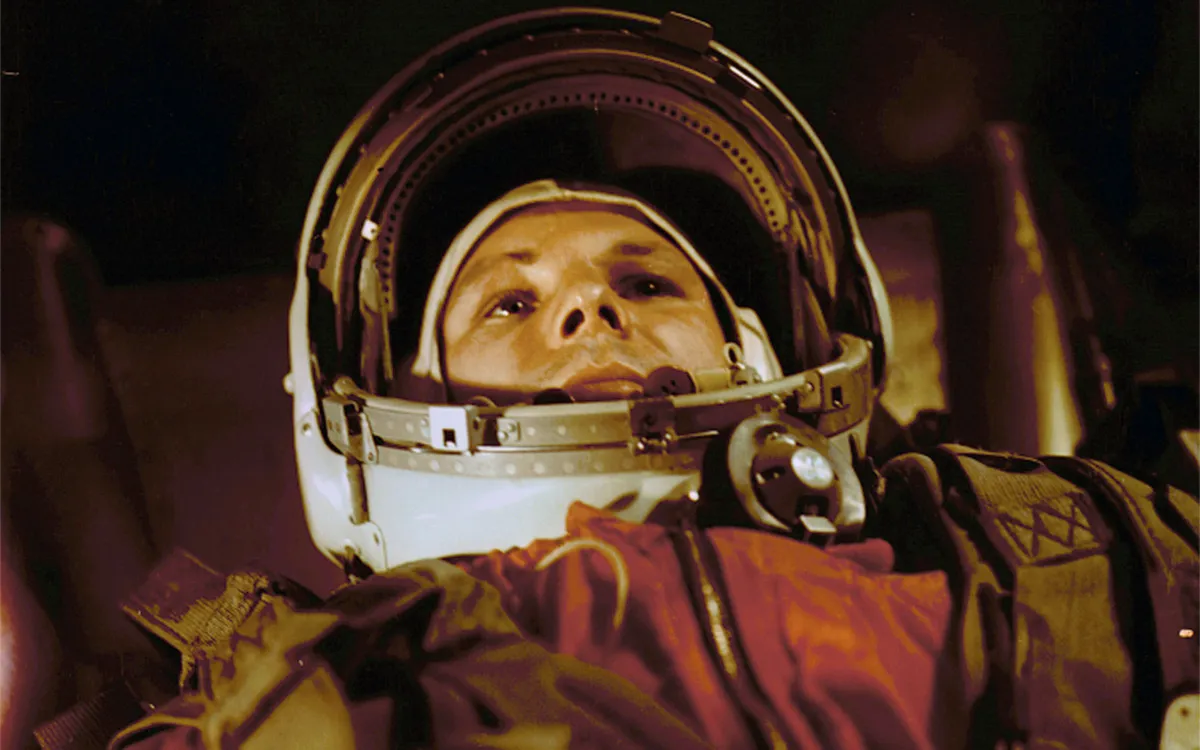 Гагарин первый в космосе на каком корабле. Космонавт 1961 Гагарин. Полёт Юрия Гагарина в космос. Гагарин первый полет в космос.