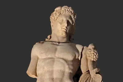 Редкая статуя юного Геракла найдена в руинах древней Македонии - Российская  газета